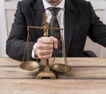 وکیل متخصص برای حل مشکلات حقوقی در قم