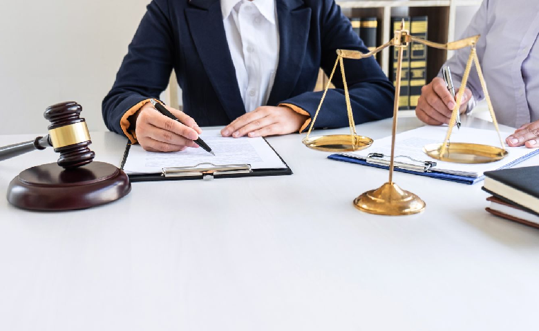 مزایای انتخاب وکیل حرفه ای