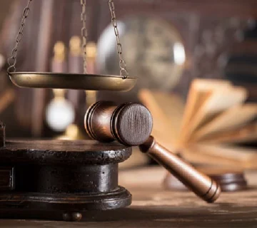 آیا وکیل می‌تواند قاضی شود؟ بررسی کامل شرایط و مراحل