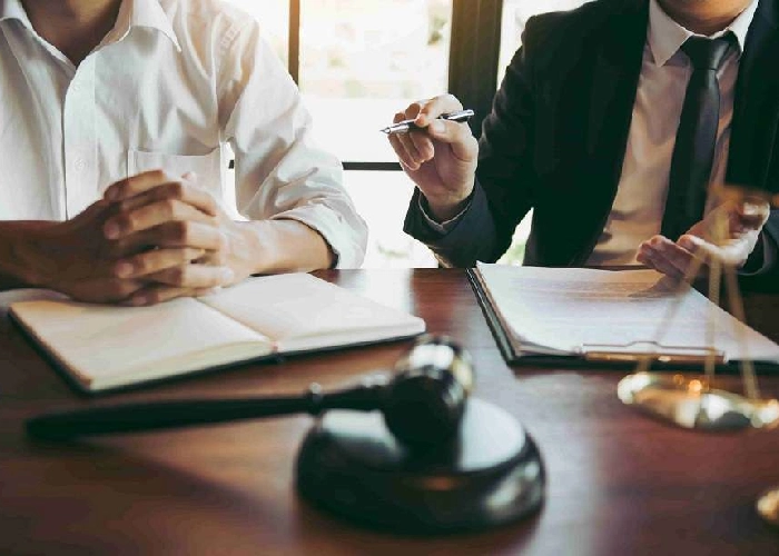 جدول مقایسه شرایط حضور وکیل و متهم در دادسرا