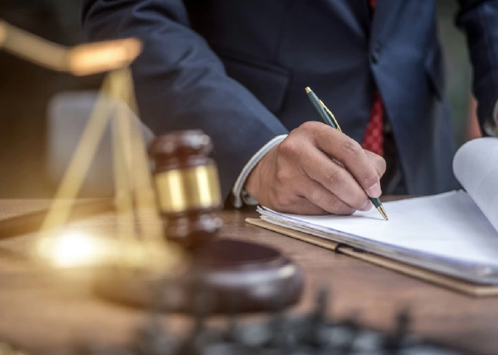 جدول مقایسه شرایط حضور وکیل و متهم در دادسرا