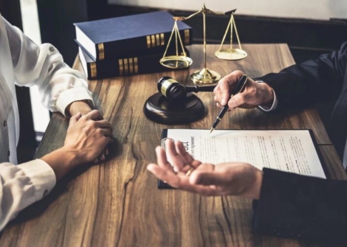 آیا وکیل می‌ تواند به‌جای متهم در دادسرا حاضر شود؟