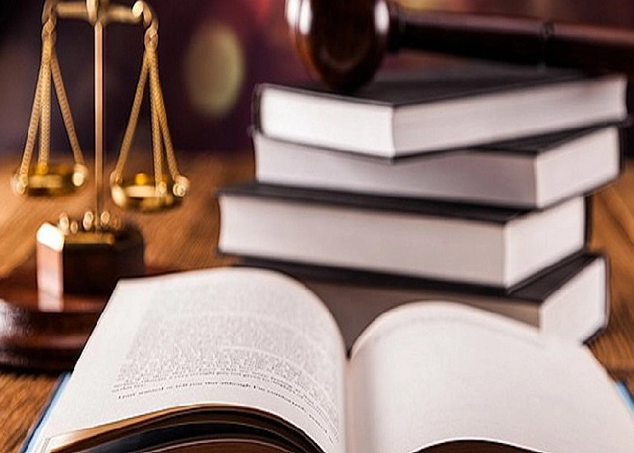 بررسی قوانین فقهی و شرعی